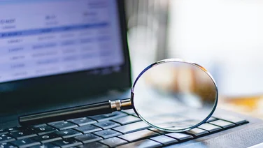 Magnifying glass is located on the keyboard. Of computer notebooks, Concept Disease analysis, consult various problems, study, online virus via internet or social