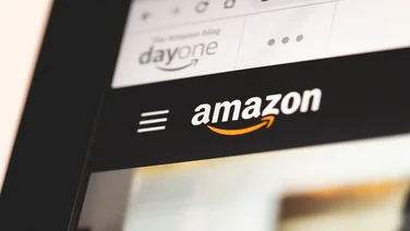 Amazon. Foto da logo da Amazon em seu website na tela de um notebook.