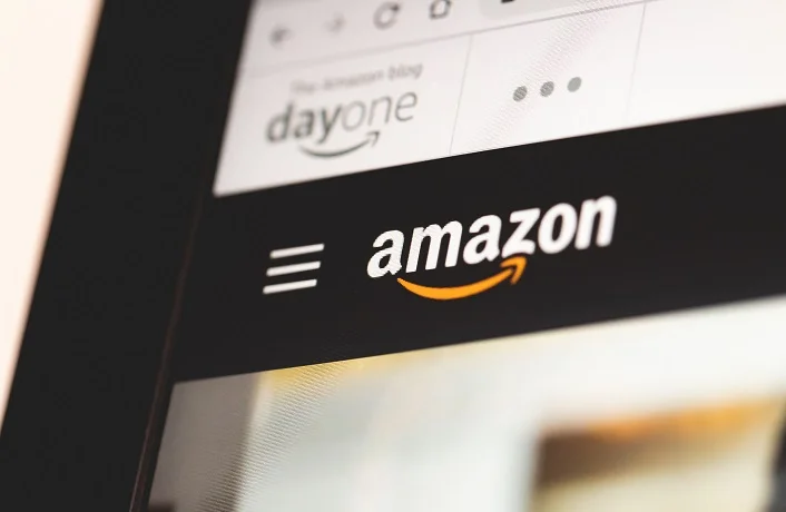 Amazon. Foto da logo da Amazon em seu website na tela de um notebook.