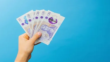 Person holding several £20 notes