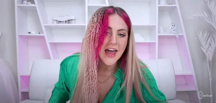 A screenshot of a YouTube video from YouTuber HopeScope tyring out bad hair crimpers